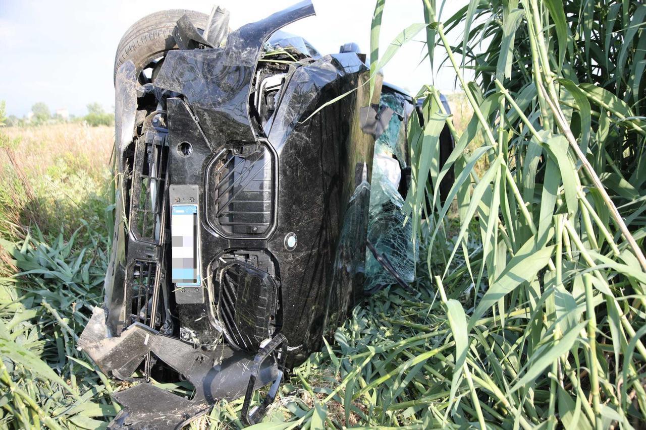 
	L'auto finita nel campo al Macrolotto 2 (foto Giovanni Tarducci)

