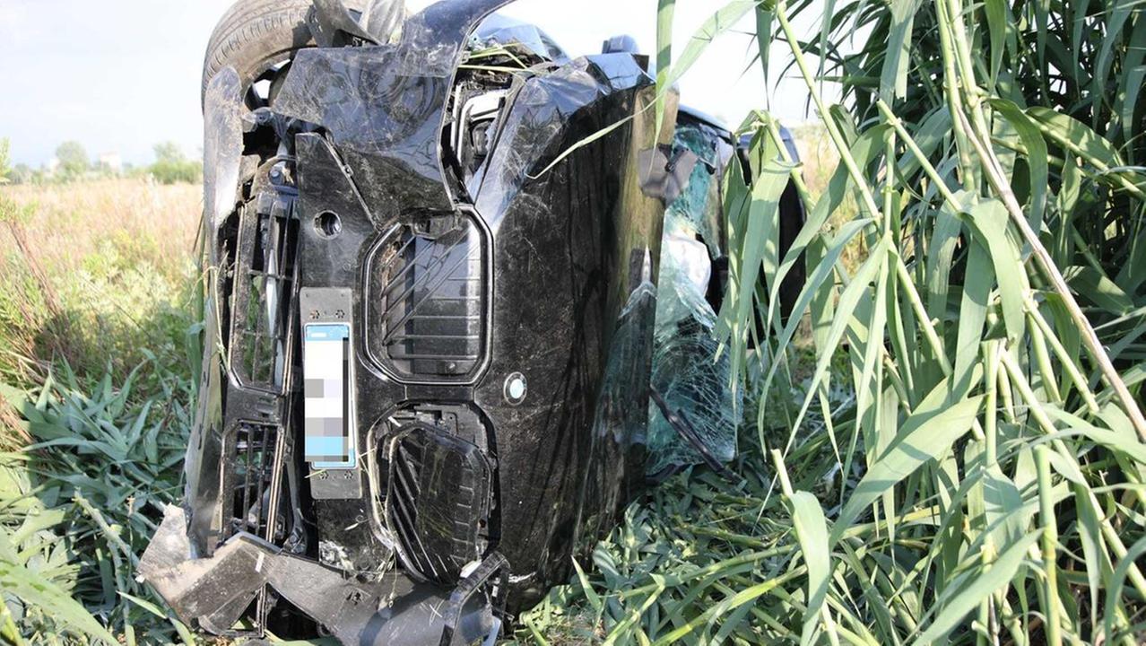 L'auto finita nel campo al Macrolotto 2 (foto Giovanni Tarducci)