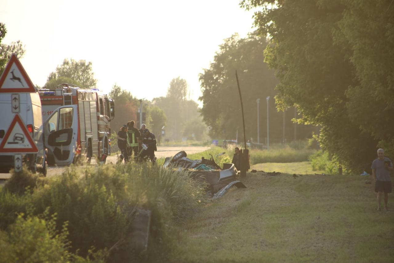Con l’auto nel fossato, si ribalta e sbatte contro il ponticello: morta una 46enne