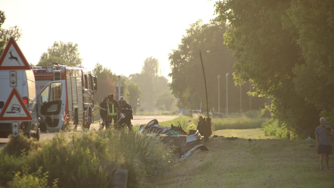 Con l’auto nel fossato, si ribalta e sbatte contro il ponticello: morta una 46enne