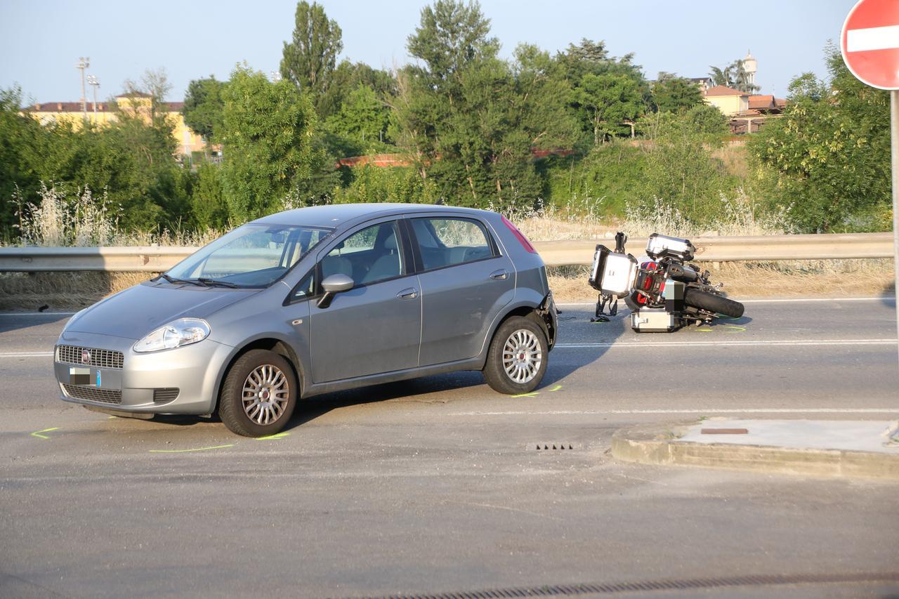 Tragico scontro tra auto e moto: morto un uomo di 62 anni
