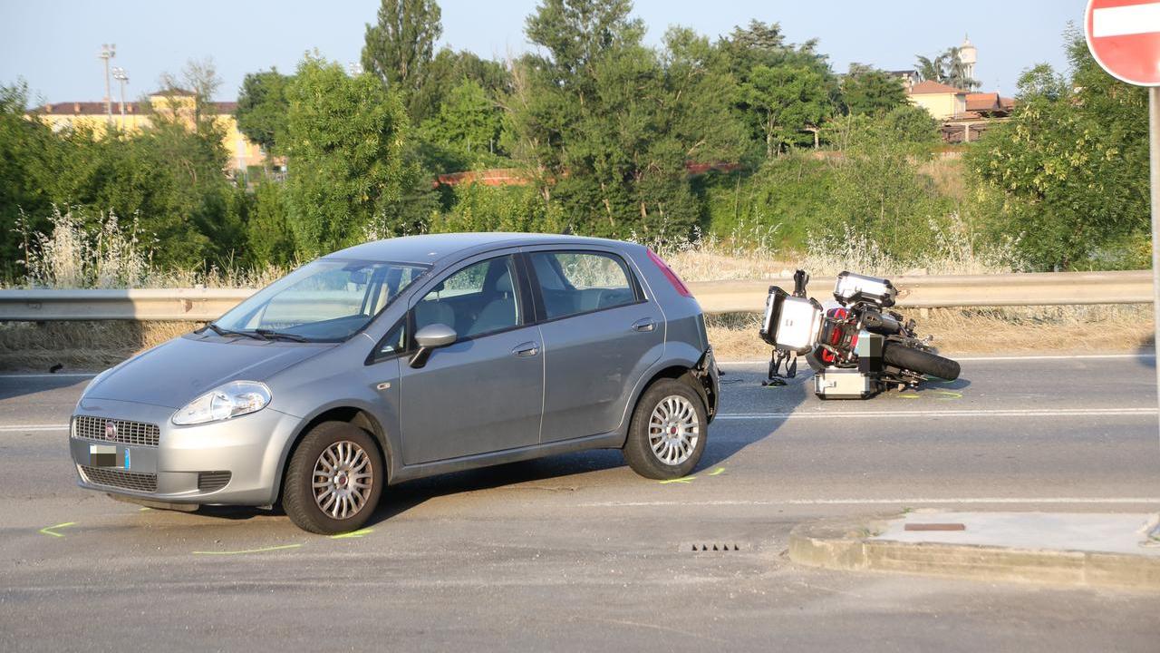 Tragico scontro tra auto e moto: morto un uomo di 62 anni
