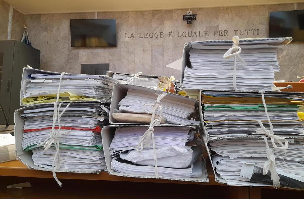 Follonica, «anziano truffato da due prostitute»: si era innamorato di una di loro