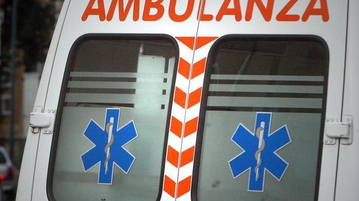 L'uomo è stato portato in ambulanza all'ospedale