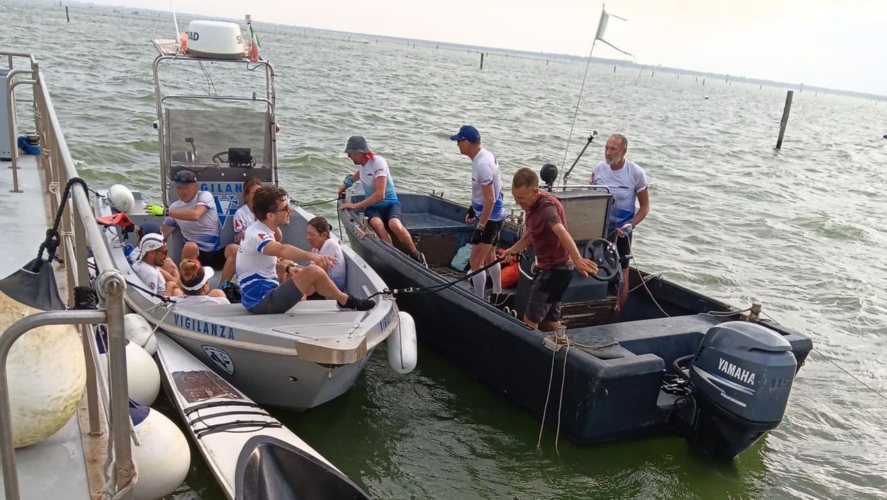 Venti canoisti messi in salvo a Goro