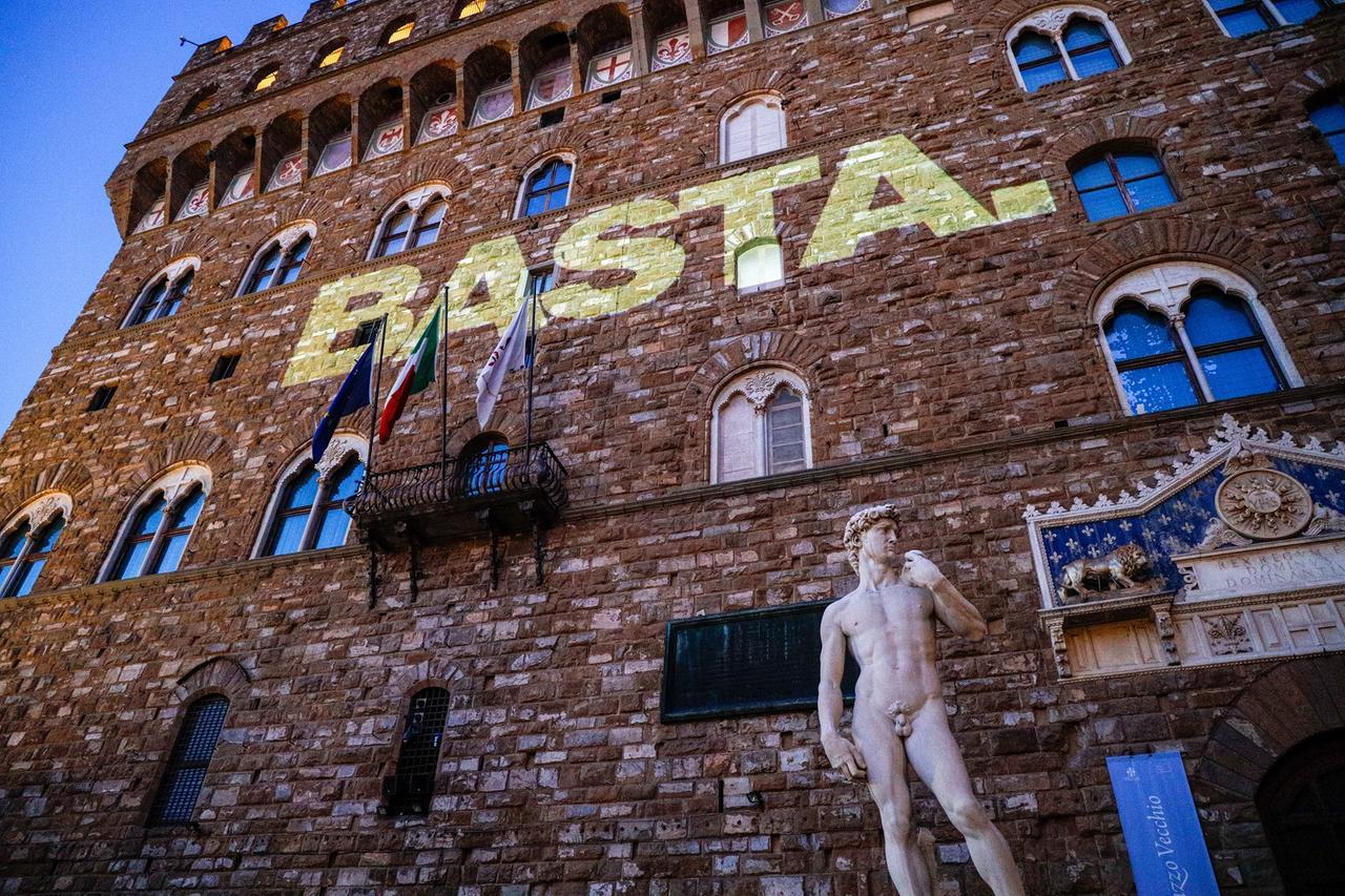 Firenze, la scritta «Basta» per Gaza appare su Palazzo Vecchio e al Novecento