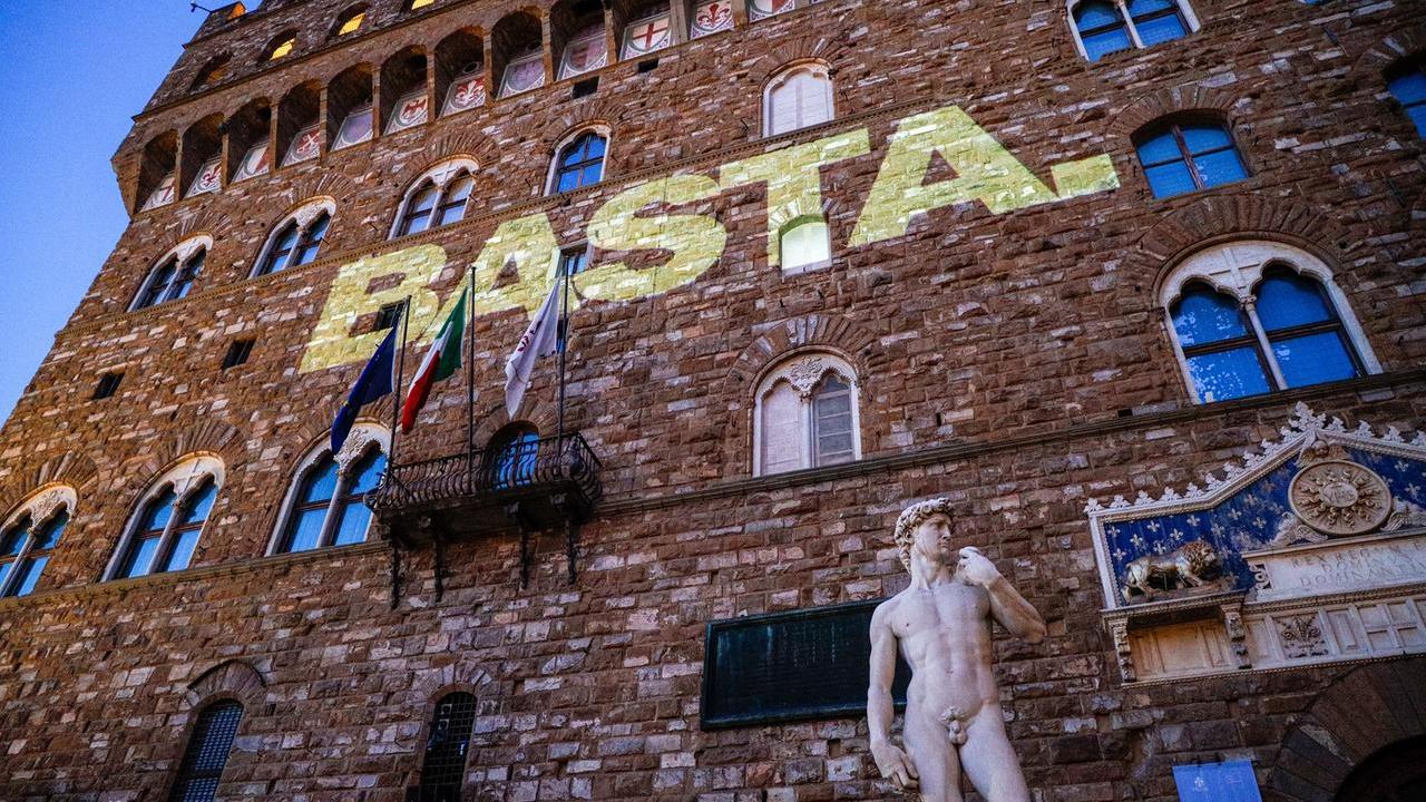 Firenze, la scritta «Basta» per Gaza appare su Palazzo Vecchio e al Novecento