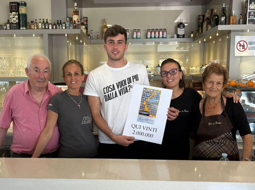
	I titolari e i dipendenti del &ldquo;Bar ricevitoria Da Beppe&rdquo; sul Piano Pieve, frazione di Castelnuovo Garfagnana, dove &egrave; avvenuta la maxi vincita che per questa zona &egrave; davvero storica

