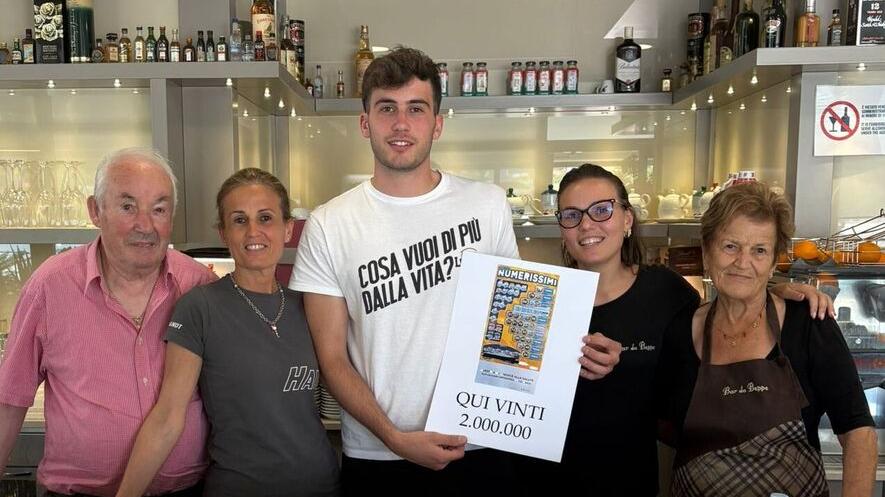 I titolari e i dipendenti del “Bar ricevitoria Da Beppe” sul Piano Pieve, frazione di Castelnuovo Garfagnana, dove è avvenuta la maxi vincita che per questa zona è davvero storica