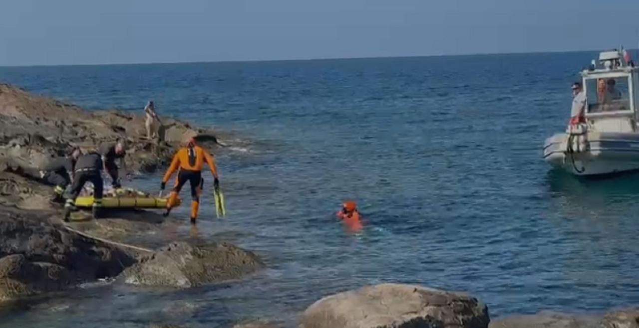 Livorno, cade alle Vaschine: donna soccorsa via mare