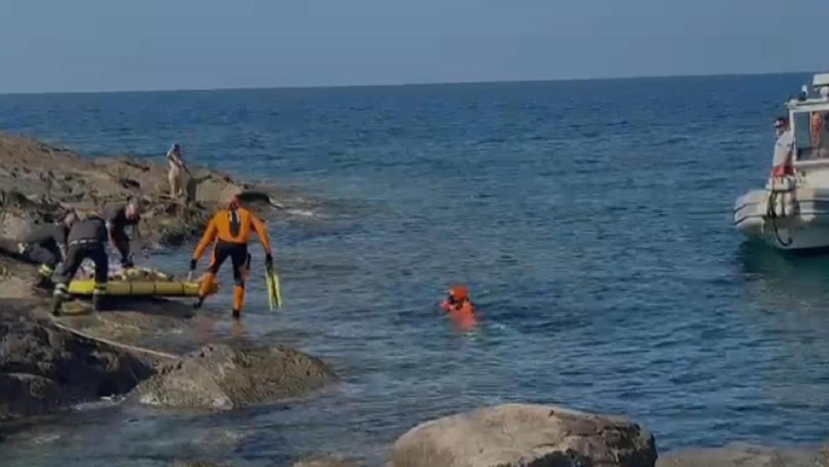 Livorno, cade alle Vaschine: donna soccorsa via mare