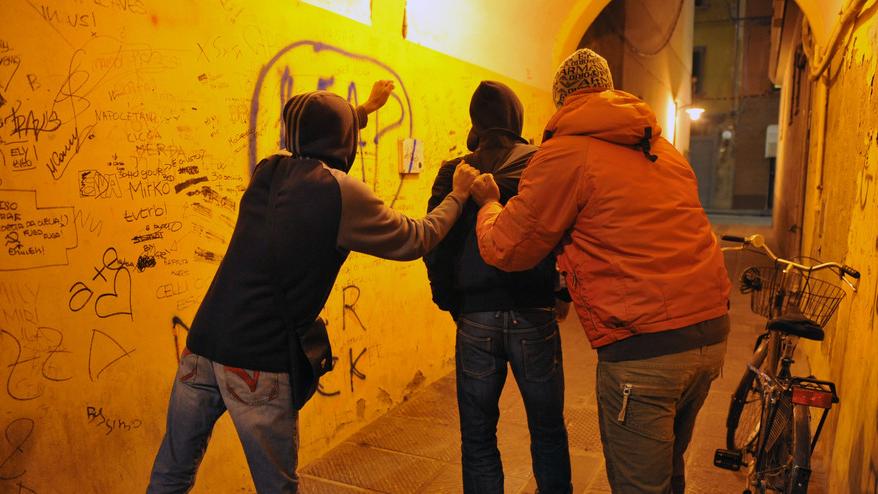 Pontedera, sferra un pugno al compagno di classe... per un mazzo di fiori: la lite e l'intervento della scuola
