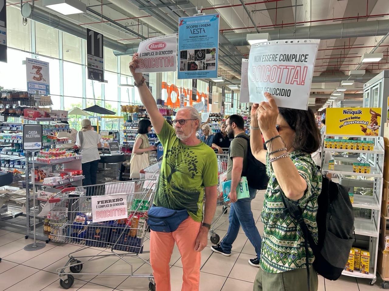Blitz pro Palestina all’Ipercoop di Baragalla, «sugli scaffali prodotti che sostengono l’esercito israeliano»