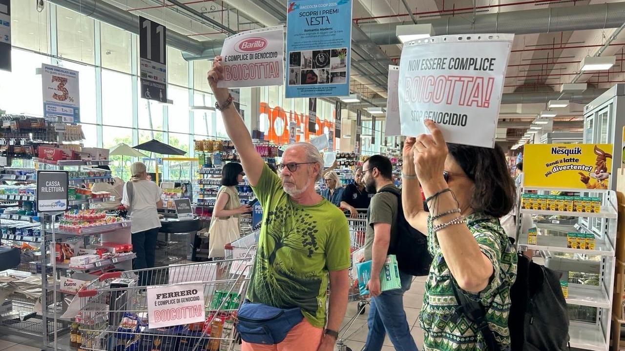 Blitz pro Palestina all’Ipercoop di Baragalla, «sugli scaffali prodotti che sostengono l’esercito israeliano»