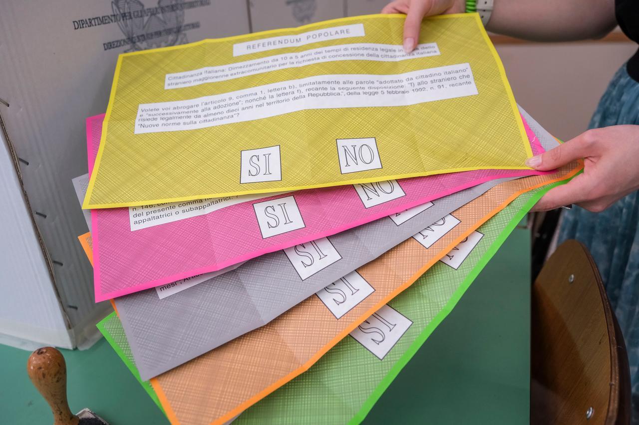 
	Le schede con i cinque quesiti del referendum

