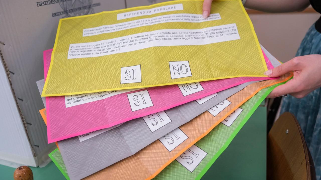 Le schede con i cinque quesiti del referendum