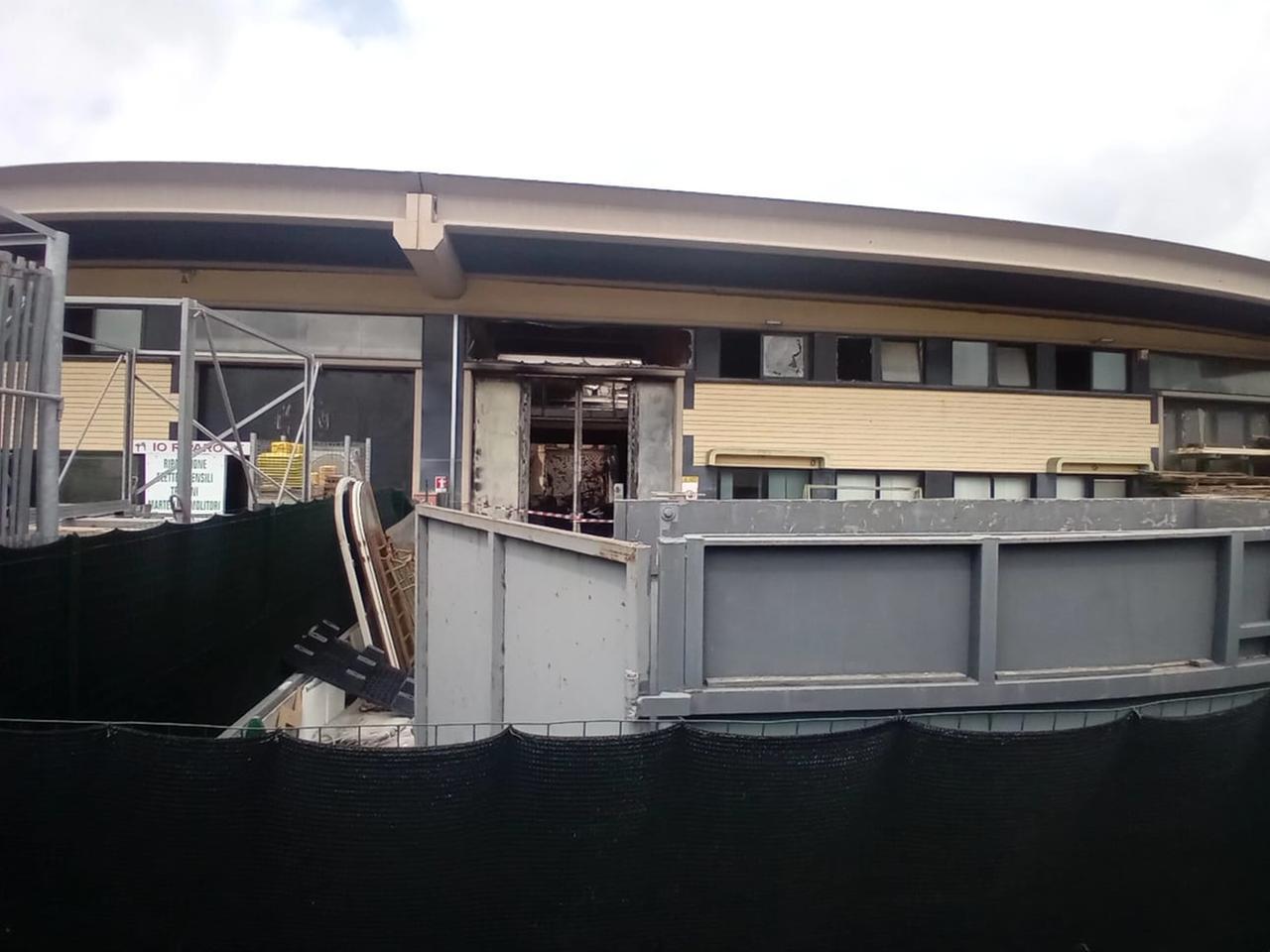 
	L'esterno della ditta distrutta dalle fiamme (Foto Barghigiani)

