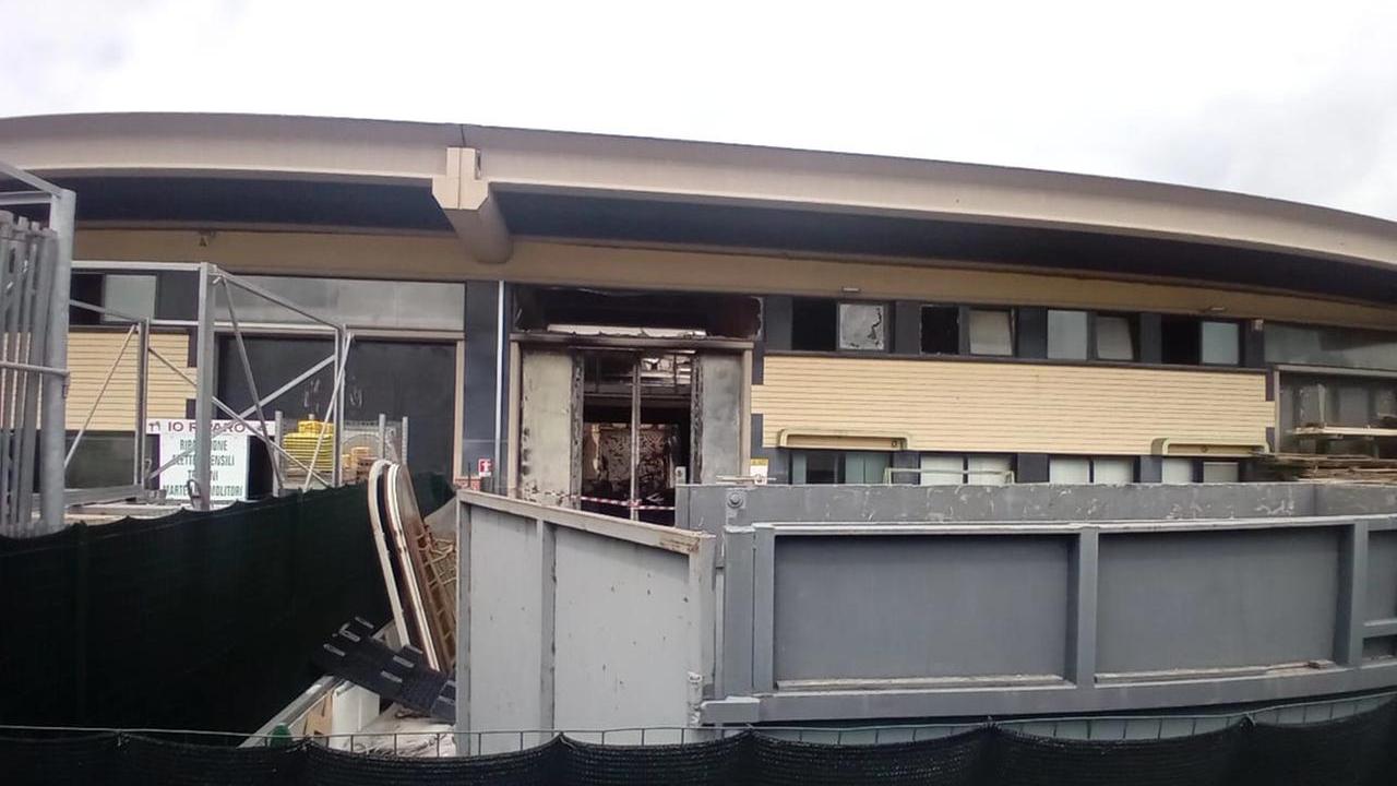 L'esterno della ditta distrutta dalle fiamme (Foto Barghigiani)