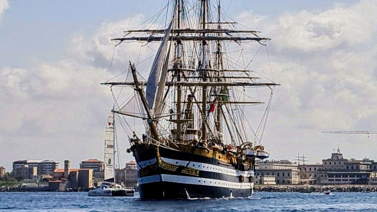 Sua maestà il veliero Vespucci saluta la sua Livorno. Grazie a Patrizia Franzoni