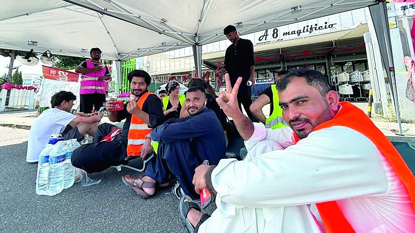 I lavoratori davanti al maglificio di San Giusto