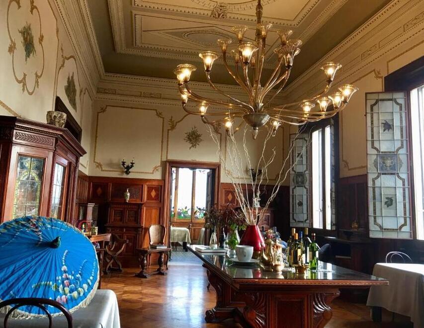 Una delle splendide sale interne di Villa Tina a Viareggio