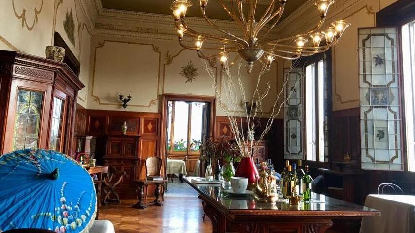 Una delle splendide sale interne di Villa Tina a Viareggio