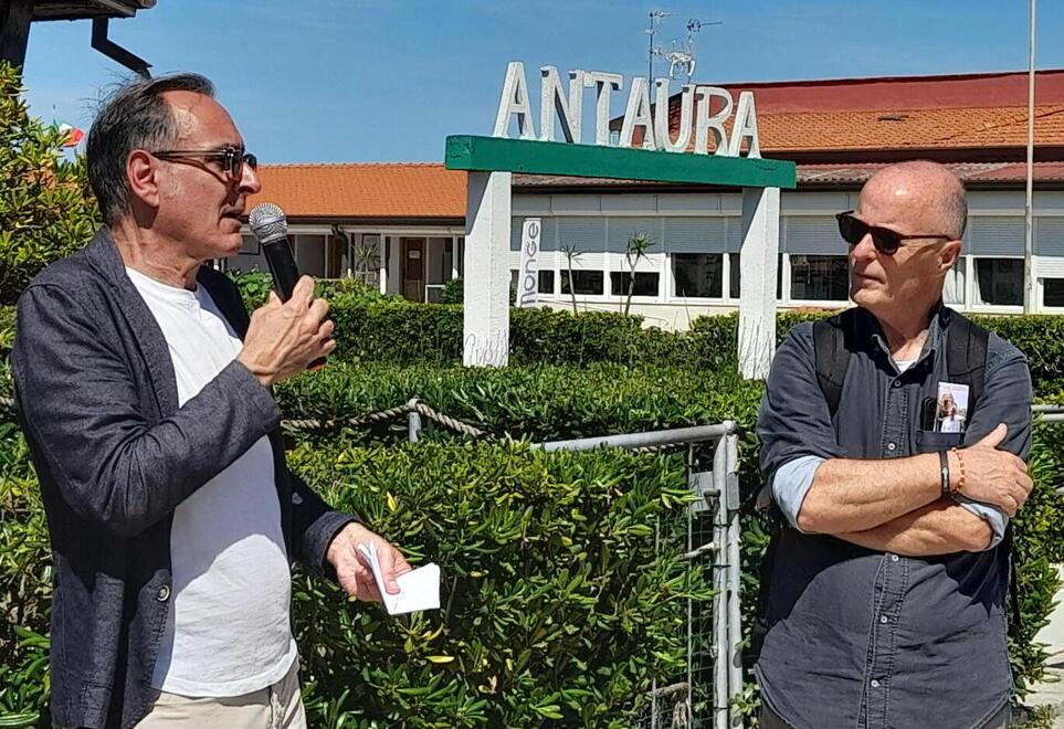 Giampaolo Simi (a sinistra) insieme a Stefano Pasquinucci di fronte al bagno Antaura a Viareggio, location di uno dei suoi romanzi