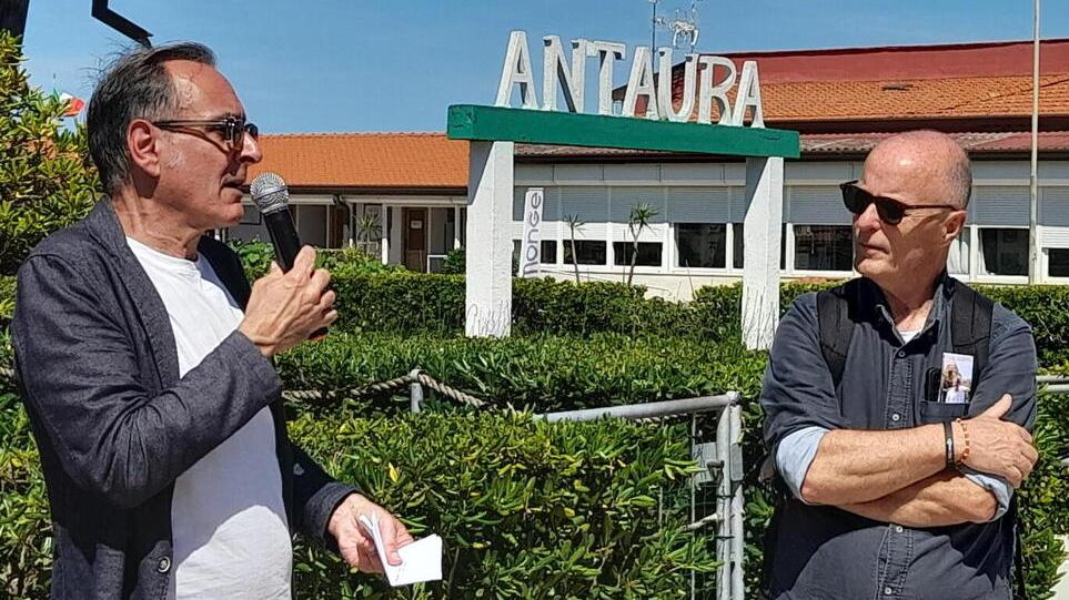 Giampaolo Simi (a sinistra) insieme a Stefano Pasquinucci di fronte al bagno Antaura a Viareggio, location di uno dei suoi romanzi