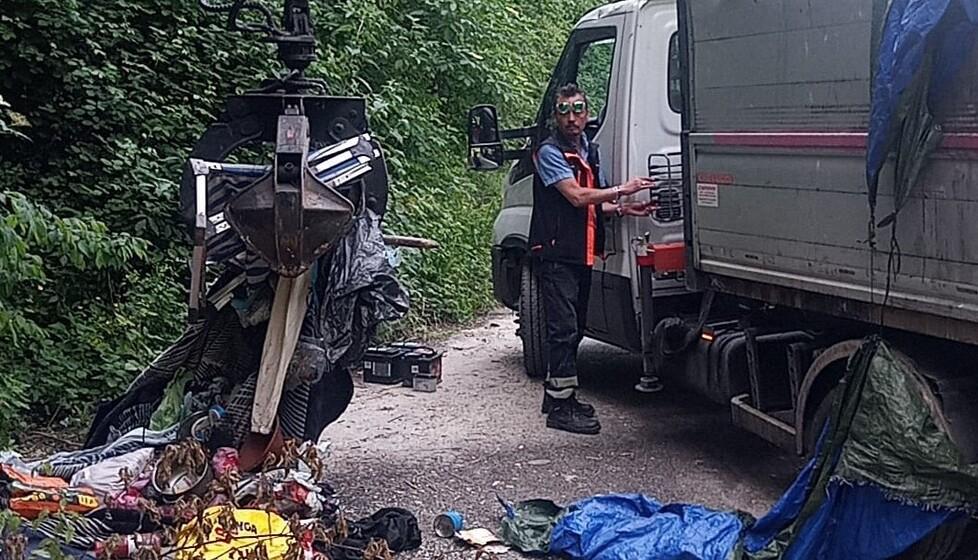 
	Il mezzo chiamato per eliminare i rifiuti dopo che il bivacco &egrave; stato smantellato in azione poco fuori il paese, lungo la strada che porta a Colonnata

