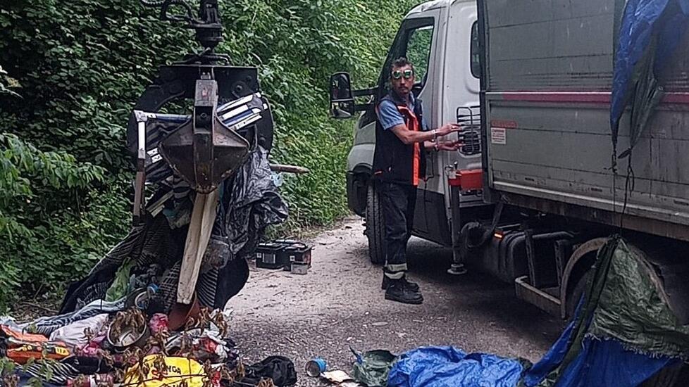 Il mezzo chiamato per eliminare i rifiuti dopo che il bivacco è stato smantellato in azione poco fuori il paese, lungo la strada che porta a Colonnata