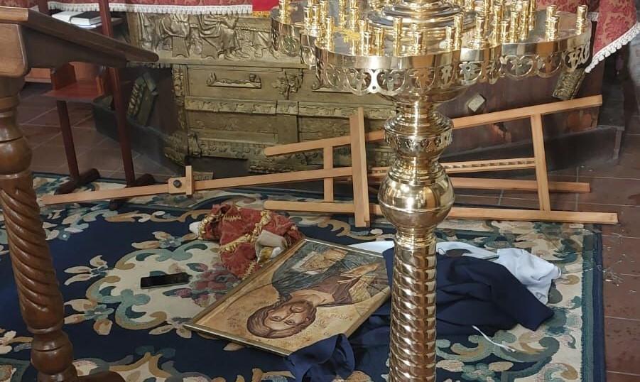 Olbia, i vandali in chiesa dimenticano il telefono cellulare