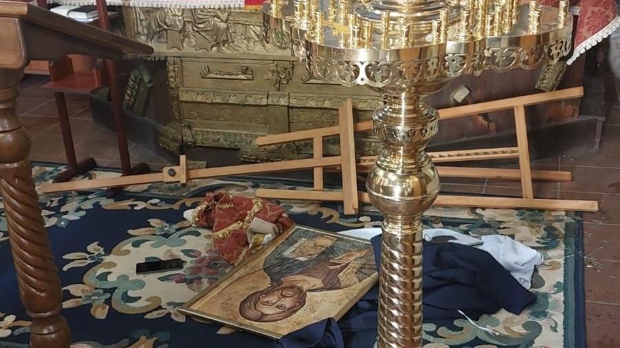 Olbia, i vandali in chiesa dimenticano il telefono cellulare