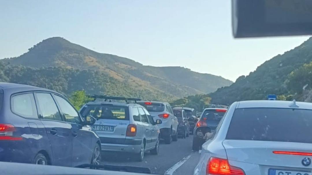 Tamponamento a catena sulla 131 dcn: auto bloccate in colonna