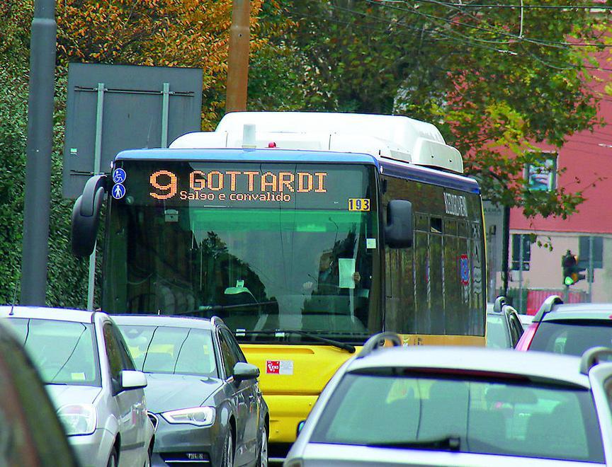 Pioggia di multe per 300 euro sul bus, «Ma mia figlia è abbonata»