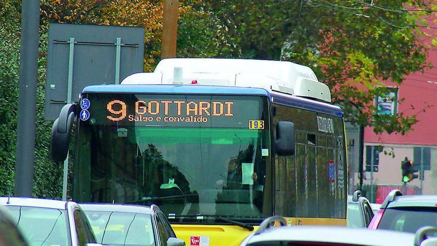Pioggia di multe per 300 euro sul bus, «Ma mia figlia è abbonata»