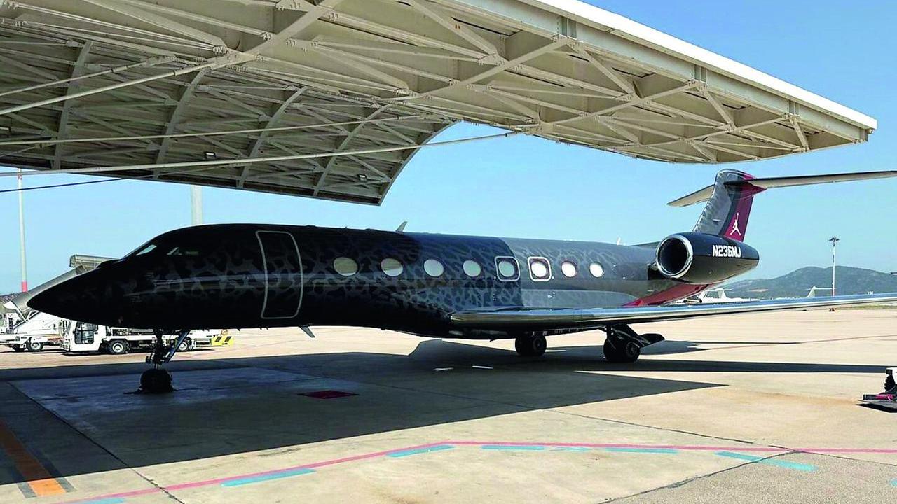 Michael Jordan atterra a sorpresa a Olbia con il suo jet da 70 milioni