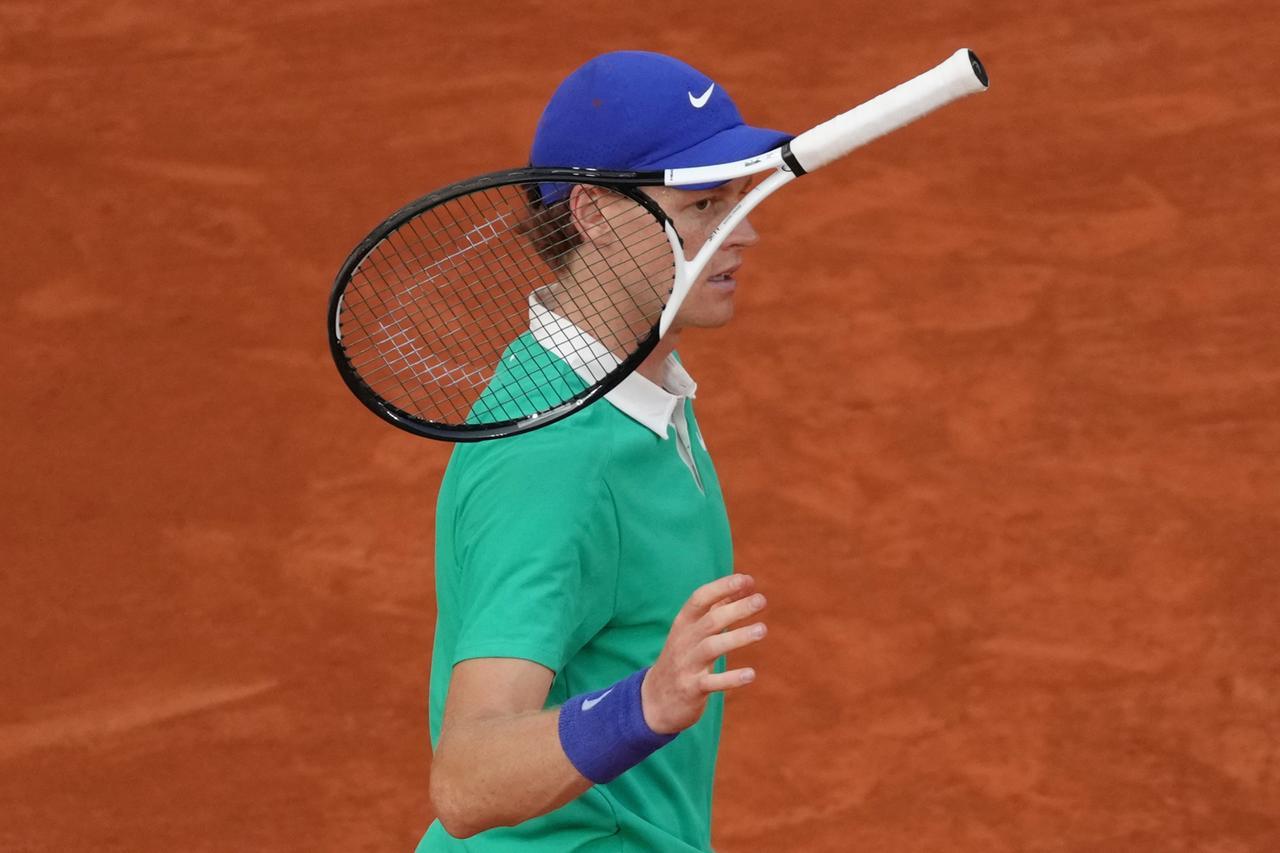 Sinner, oggi il rosso non è il suo colore: in una partita tra titani la spunta Alcaraz e vince il Roland Garros