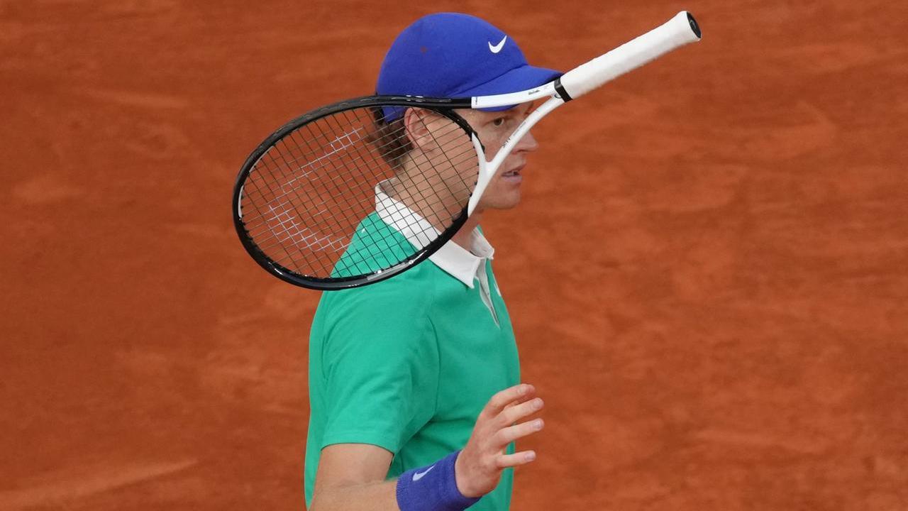Sinner, oggi il rosso non è il suo colore: in una partita tra titani la spunta Alcaraz e vince il Roland Garros