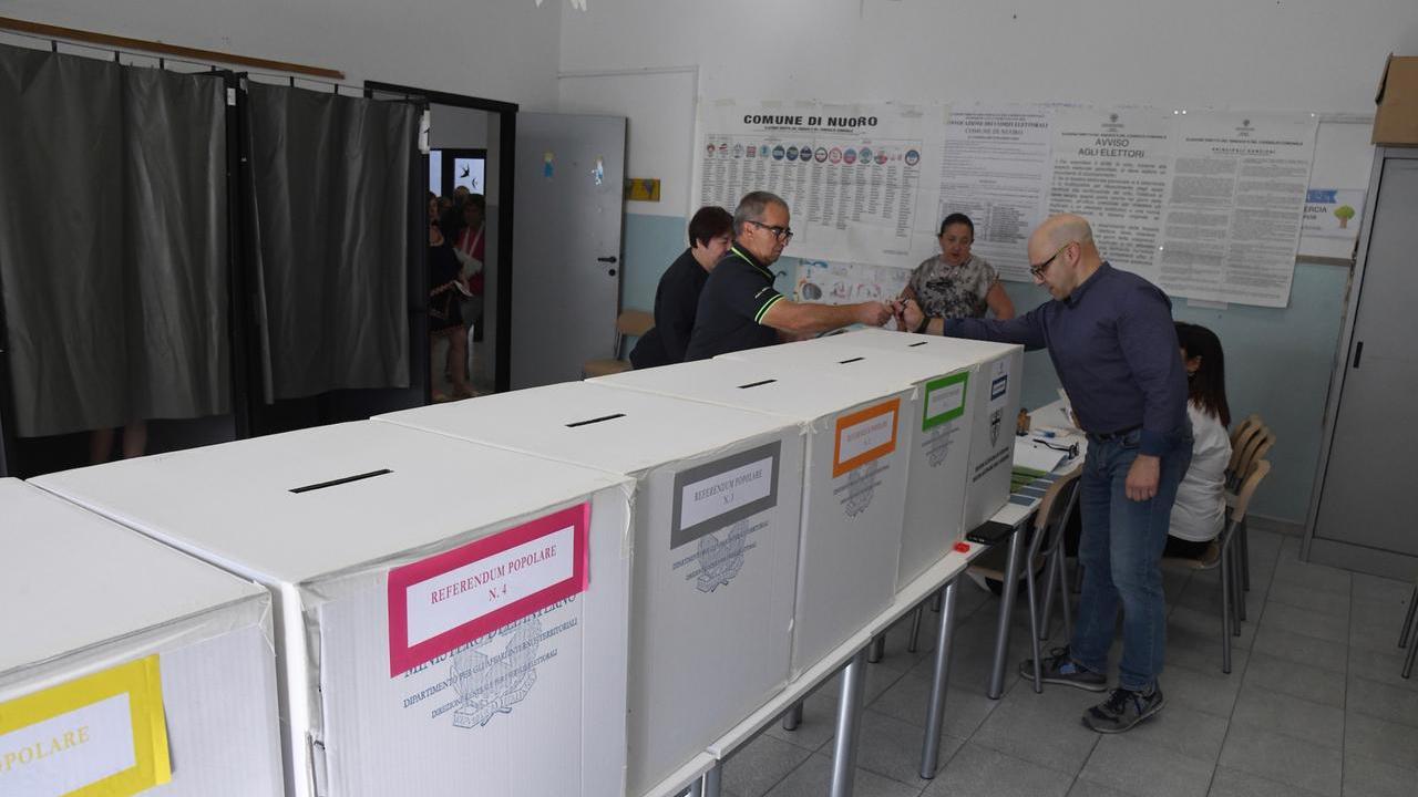 Cittadini al voto a Nuoro <em>(foto Massimo Locci)</em>