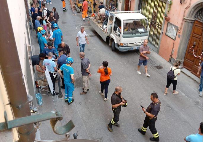 San Miniato, cede il terreno dopo una perdita d’acqua: evacuate 15 persone