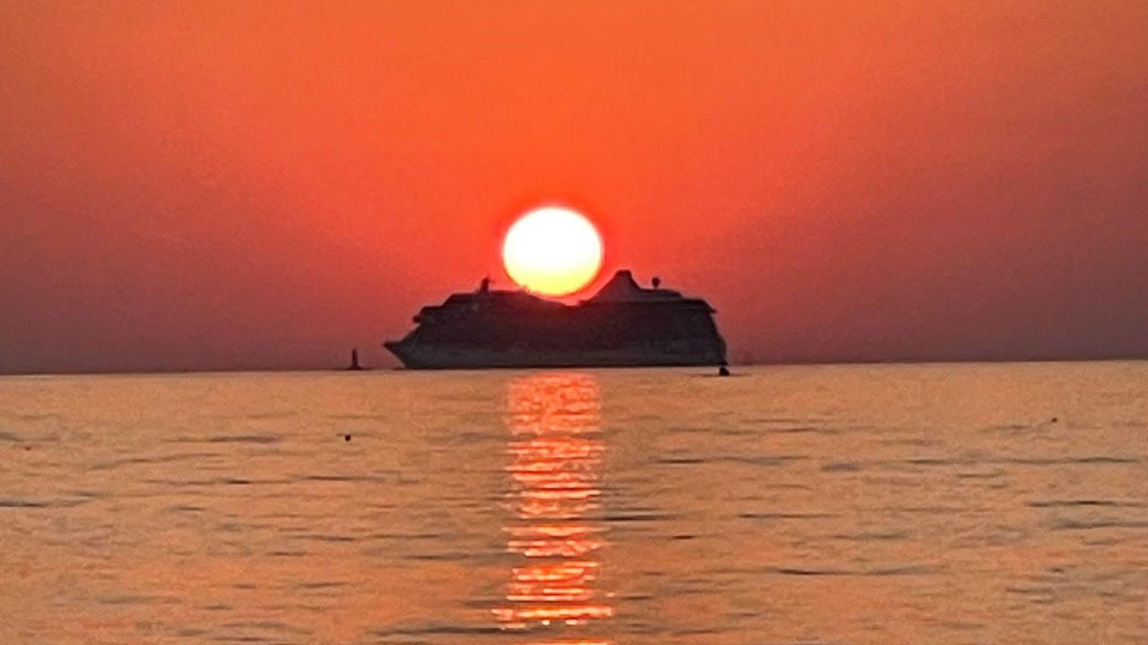 Livorno, là dove anche le navi cullano i nostri tramonti. Grazie a Diego Cavallini