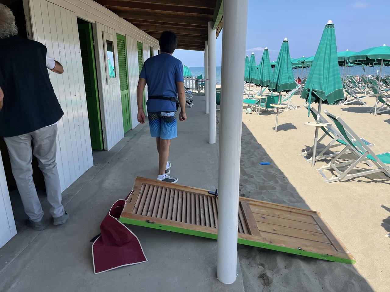 
	Una delle cabine divelte (foto Stick)

