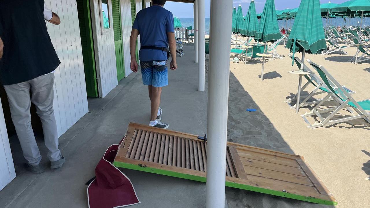 Una delle cabine divelte (foto Stick)