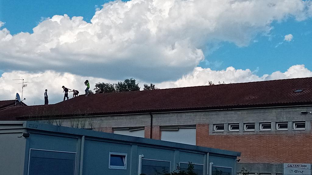 Quattro ragazzi sul tetto della scuola: gioco pericoloso al Galvani-Iodi