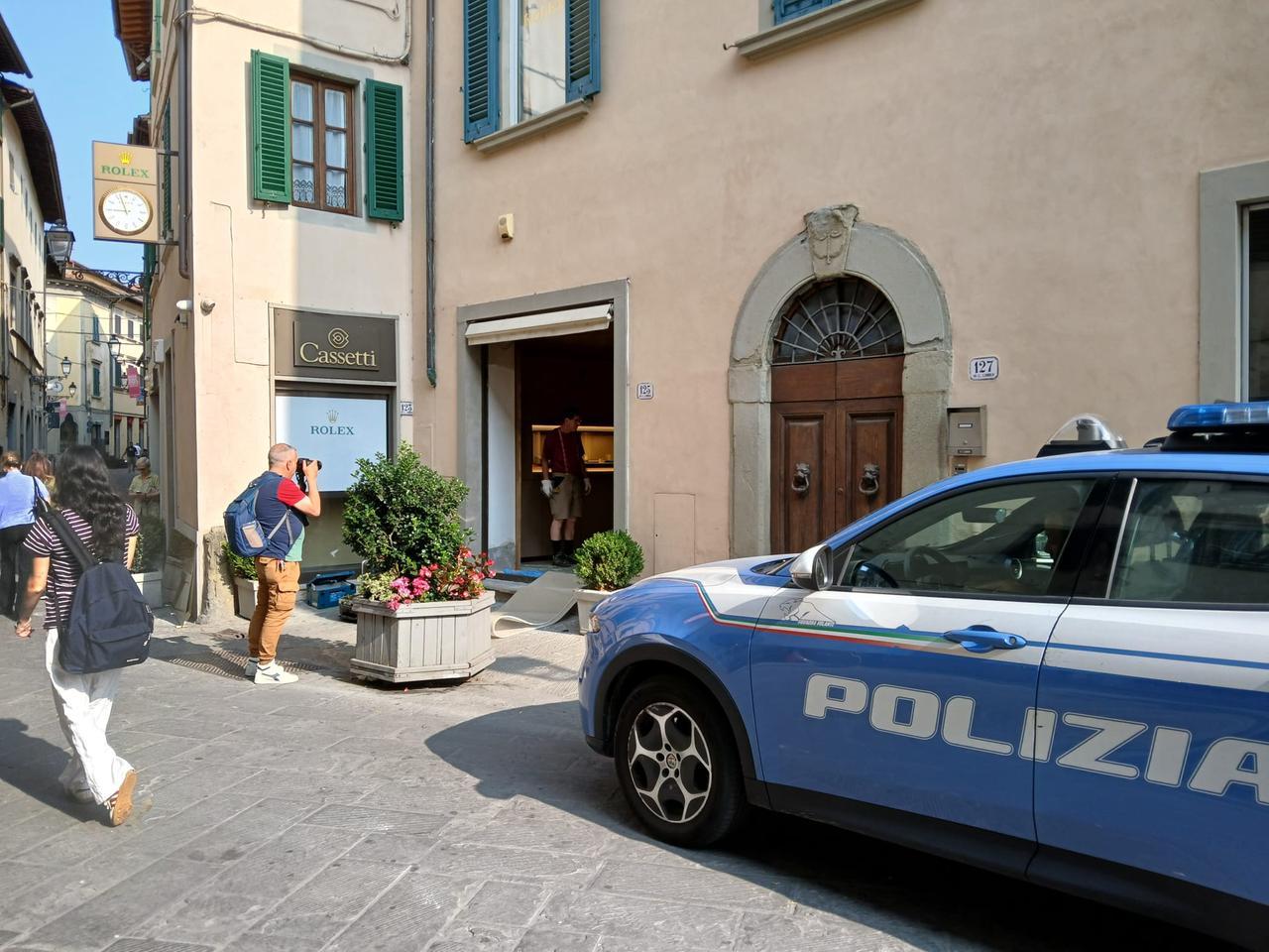 
	La polizia davanti alla gioielleria Cassetti di via Garibaldi

