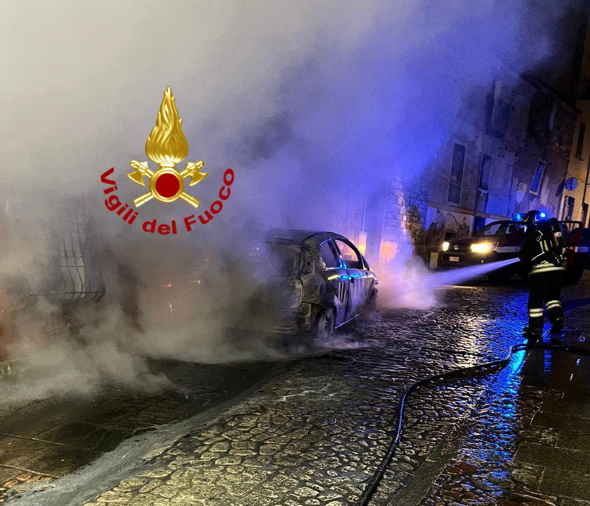 Auto in fiamme nel centro di Orgosolo