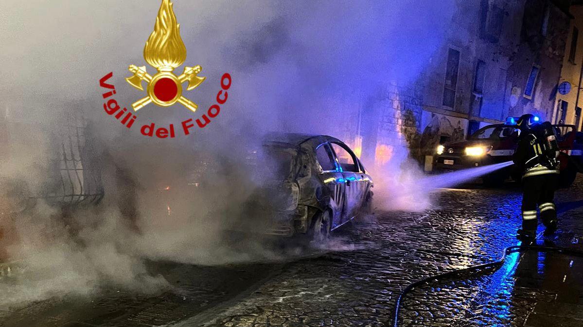 Auto in fiamme nel centro di Orgosolo