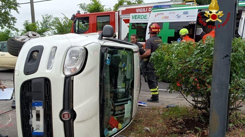 Scontro tra due auto alle Caselline di Albinea: due feriti