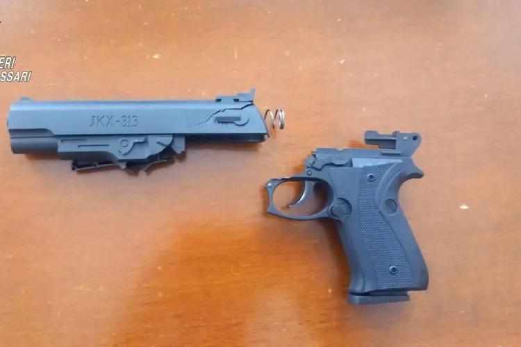 Sassari, a scuola con una pistola giocattolo: studente segnalato alla Procura dei minori