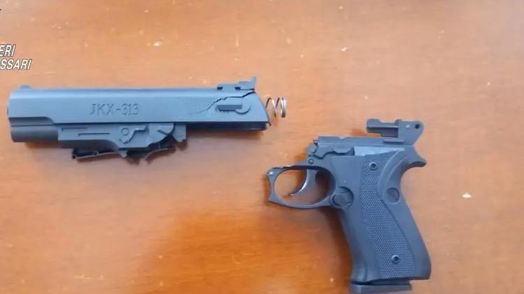 Sassari, a scuola con una pistola giocattolo: studente segnalato alla Procura dei minori